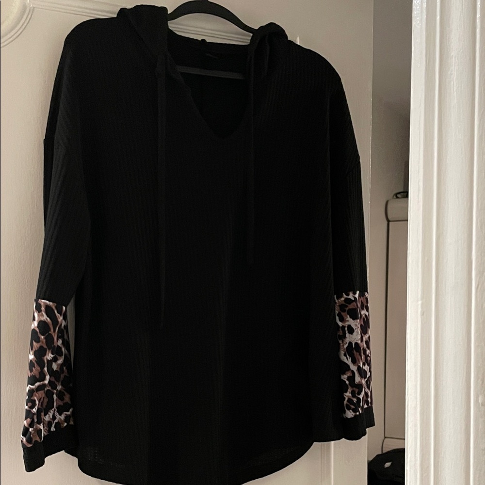 SHEIN Black Waffle Hoodie with Leopard Sleeve Accent